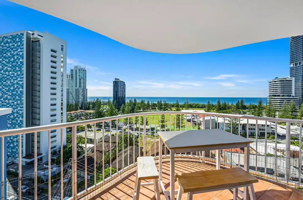 Broadbeach 2ਬੈੱਡਰੂਮ Beachside Apartment with Potential For Dual Income