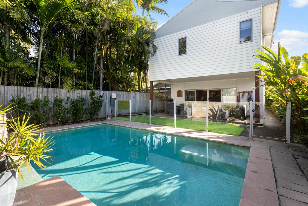 Woody Point 5침실 Spacious Family Living with Poolside Entertaining Near the Waterfront