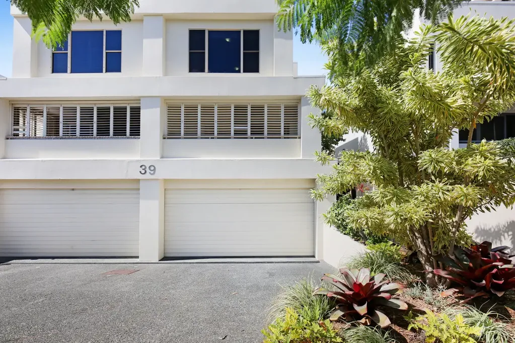Surfers Paradise 3 Bedroom Generous Proportions, Prime Location – Elevated Living in Chevron Island
