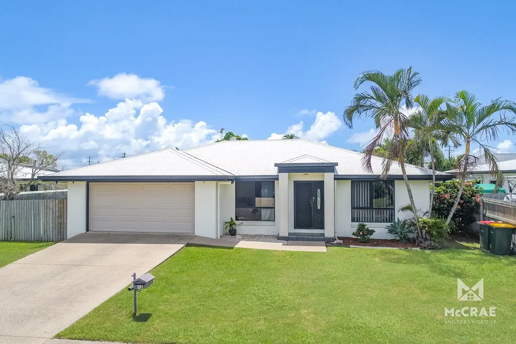 WALK TO BEACH & GOLF - EASY LIVING HERE $675PW