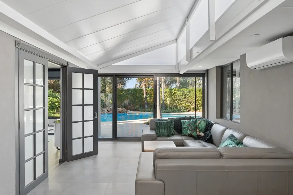 Kallaroo 4房  FAMILY HOME WITH A VERSATILE FLOOR PLAN & SUB-DIVISION POTENTIAL IN R20-R40 ZONING