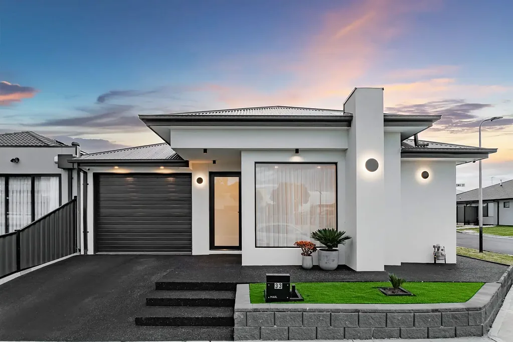 33 Darwinia Drive, Mickleham, VIC 3064