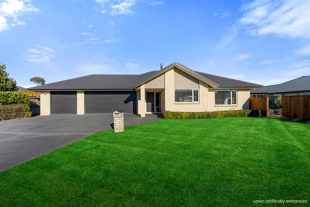 Leeston 4Phòng ngủ Much admired family home with four car garaging