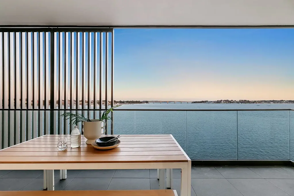 Luxurious Waterfront Apartment for Rent: Over 130sqm of Elegant Living Space