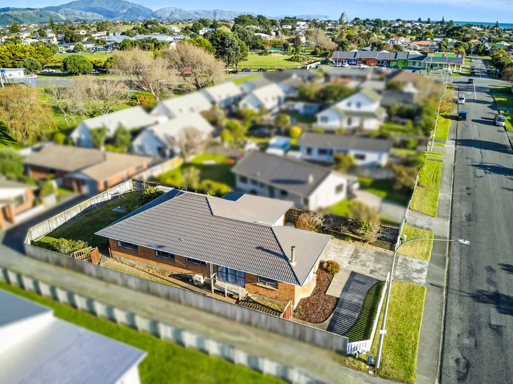 Paraparaumu Beach 2 Bedroom Spacious & Move-In Ready By The Beach!