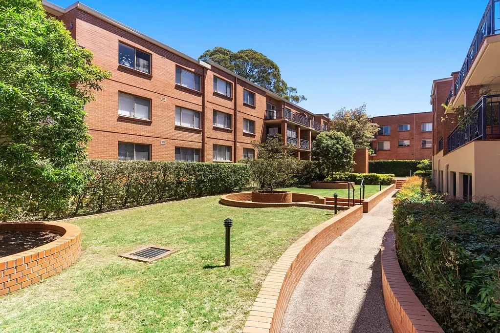 Sutherland 2房 宽敞顶层两卧 公寓 开放式布局 超大阳台 主卧优质浴缸 厨房电器齐全 安全车库 便利生活 Private Top-Floor Apartment in Prime Location