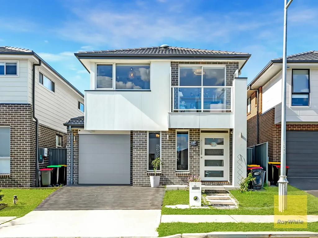 Leppington 4房 Leppington 中心的时尚家庭生活 Stylish Family Living in the Heart of Leppington