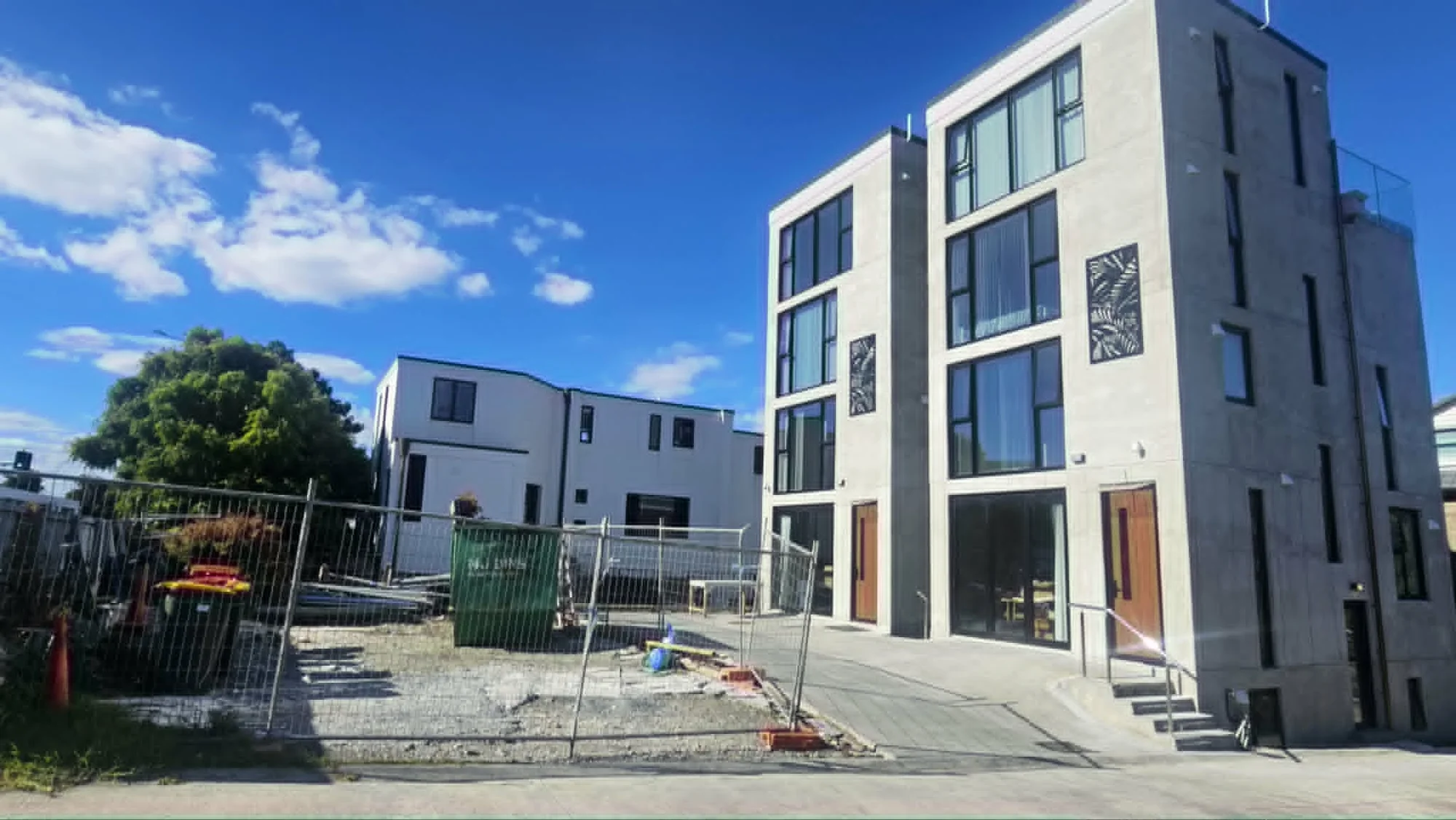 Epsom 18Zimmer Up To 22 Sources of Income! Zoned: BMU