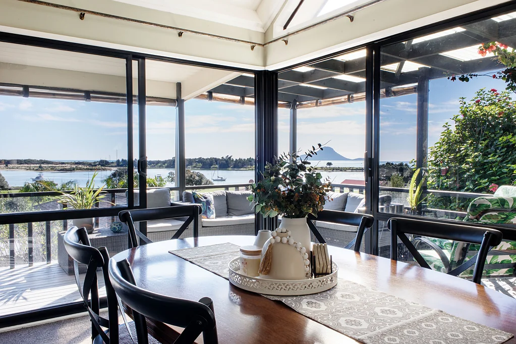 Whakatane 3部屋 Elevated coastal living with unrivalled views!