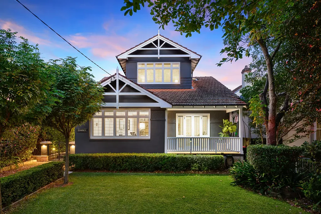 Lindfield 4房 Lindfield东平地景观 现代传统融合 Smeg Miele厨房 充足自然光 石板户外区 主卧带独立卫 公交便捷 学区房优选 Premium Location with Modern Living