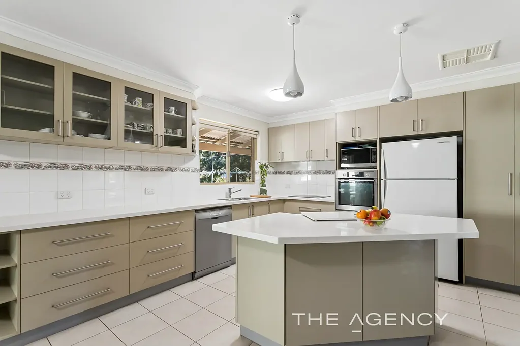 Mundaring 5 Slaapkamer All offers presented on or before 4pm, 11/08/2026. The sellers reserve the right to accept an offer before the end date.