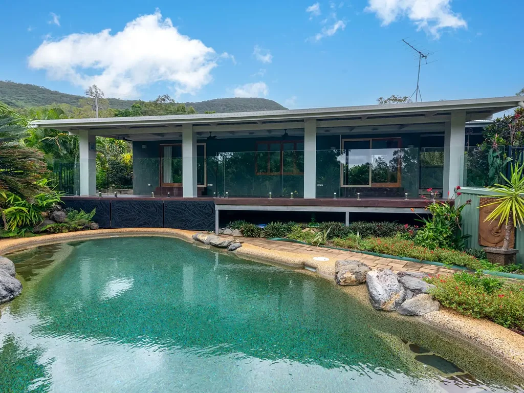 TROPICAL OASIS NEAR THE BEACH