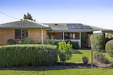 Harristown 3Habitaciones Two Living Areas, Powered Shed & a Prestigious Smithfield Estate Address