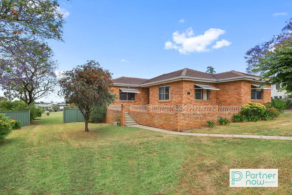 Tamworth 4ਬੈੱਡਰੂਮ First Time Offered: Solid Brick Home, Landmark Landholding