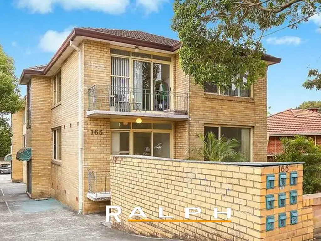 2 bedroom residence close to Roselands Shopping Centre