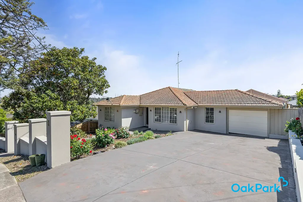 Glenroy 5房 771平土地 三面砖墙 五卧宽敞 开放式生活区 景观花园 太阳能系统 全瓷砖浴室 优质木地板 'Impressive Family Home with Sweeping Valley Views on Approx 771 sqms' - Private Sale By Negotiation