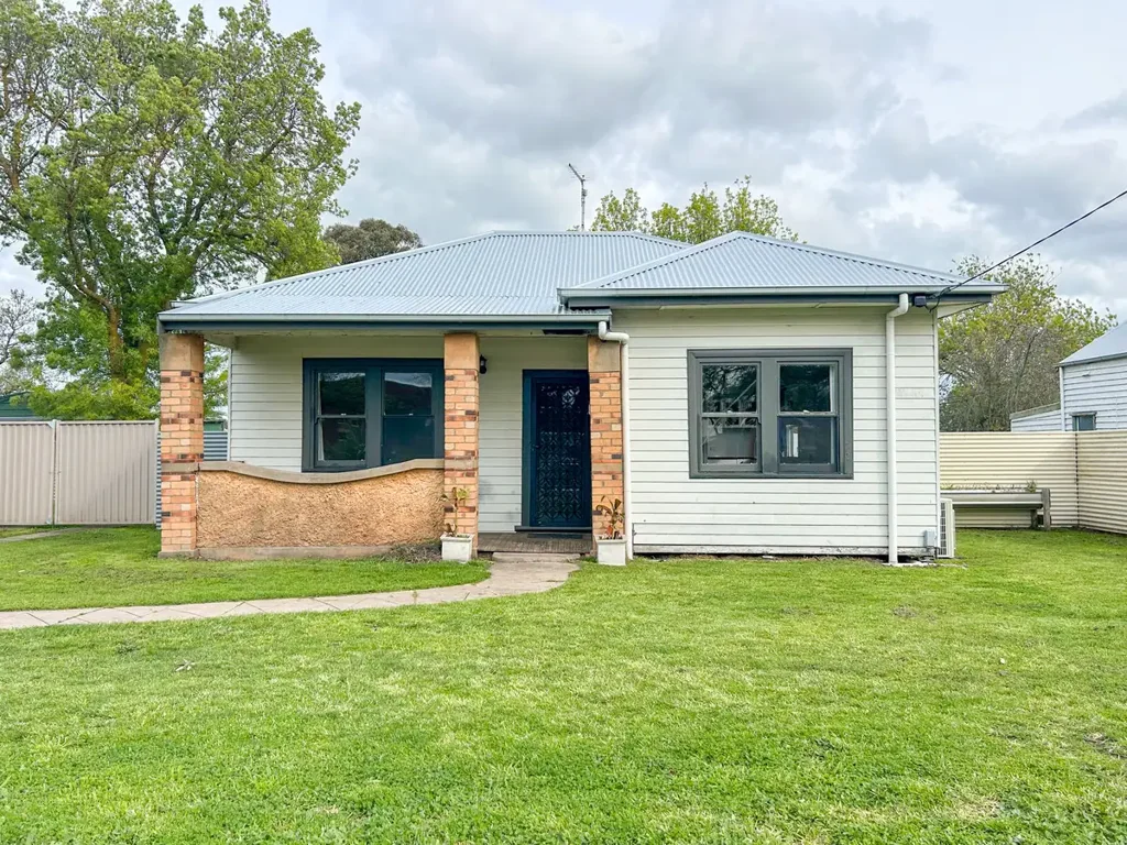 TWO BEDROOM COUNTRY CHARMER