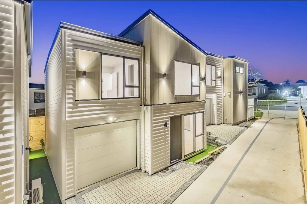 Howick 4 Bedroom Modern Family Living in Prime Howick Location