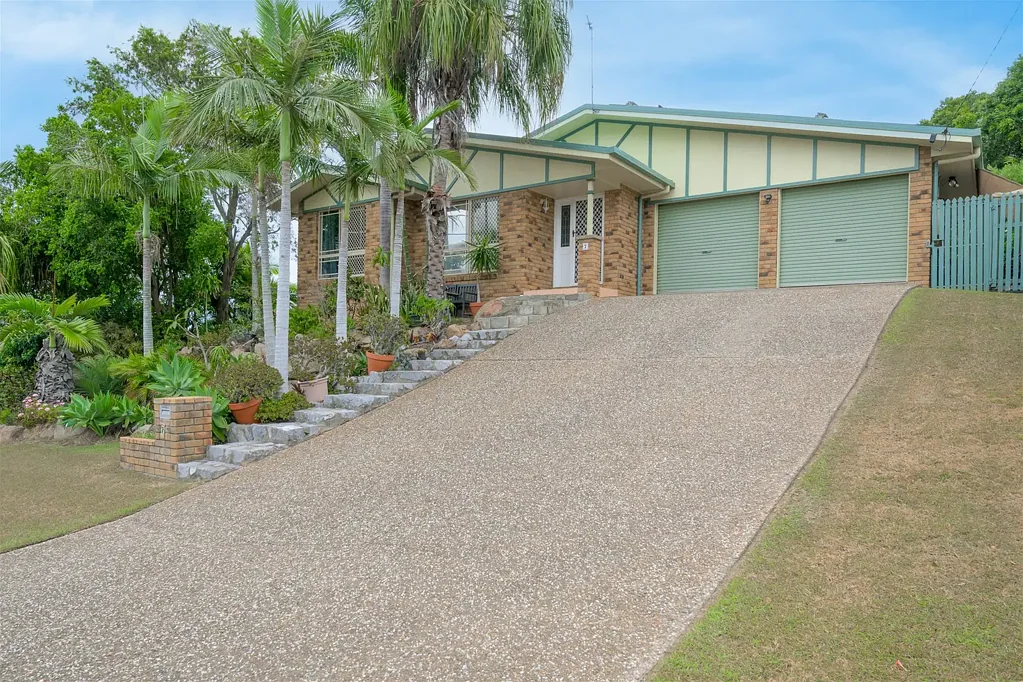 Clinton 3ਬੈੱਡਰੂਮ Elevated Family Living with Pool, Solar and Space in a Quiet Clinton Cul de Sac