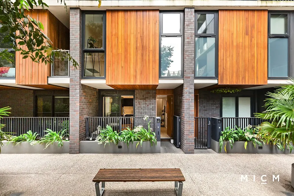 Collingwood 2房 设计师风格联排别墅 私人庭院 开放式起居区 高品质厨房电器 宽敞明亮卧室 全瓷砖浴室 欧式洗衣房 分体式冷暖系统 阳光充足避风港 Townhouse Temptation with Convenience, Class and Character