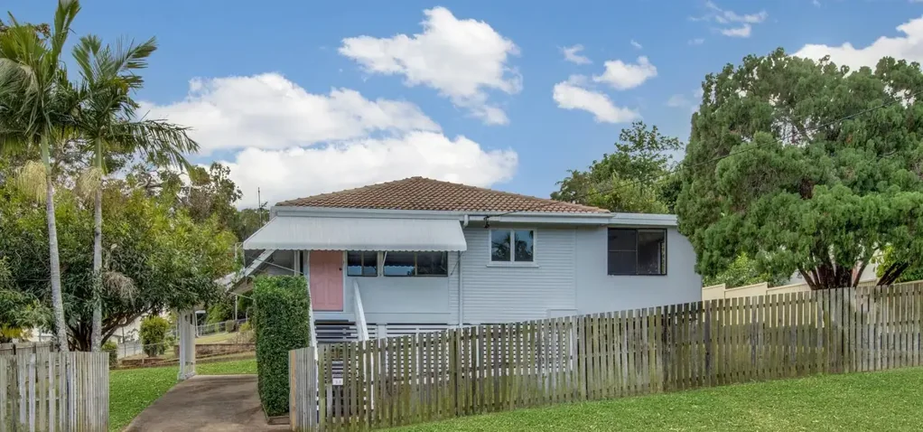 4 Bedroom Family home close to Shops and Schools