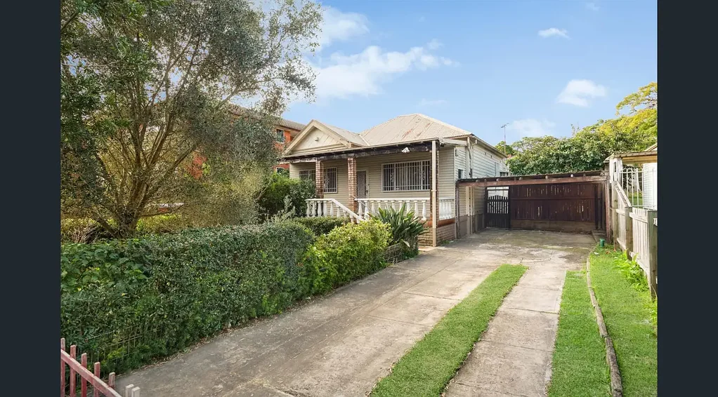 Lakemba 3ਬੈੱਡਰੂਮ Generational Home on Huge R4-Zoned Block in Super-Central Setting
