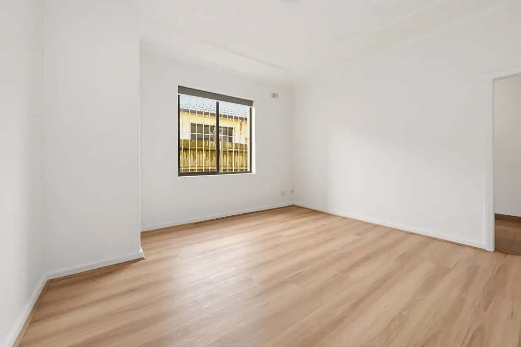 Ground Floor Art Deco Apartment with Sunroom