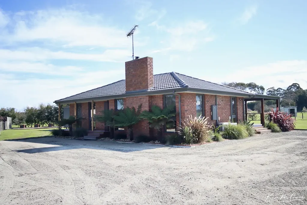 Longwarry 4Zimmer DUAL OCCUPANCY -5 Acres approx/Sheds