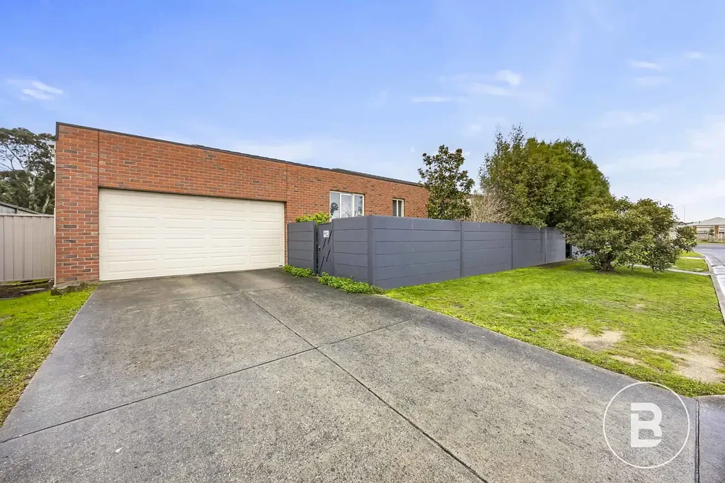 SPACIOUS FAMILY LIVING WITH MULTIPLE LIVING AREAS IN GREAT LOCATION