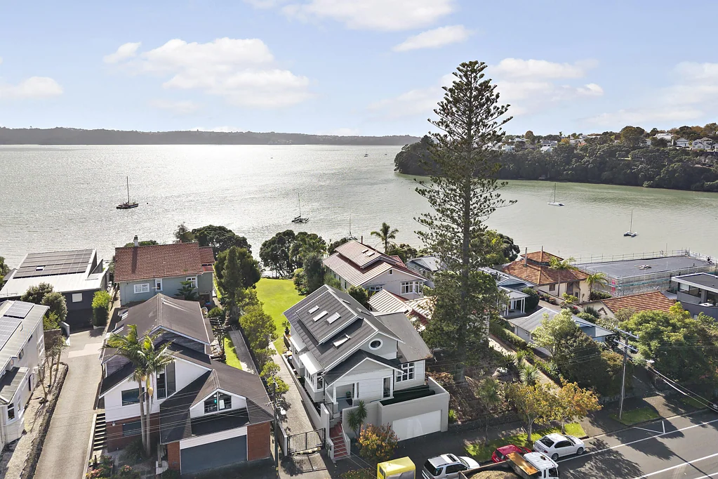 Westmere 5房 罕见水滨地段，单独购买或打包收购，步行5分钟至繁华中心，正对网球俱乐部！ Westmere waterfront – buy one or both