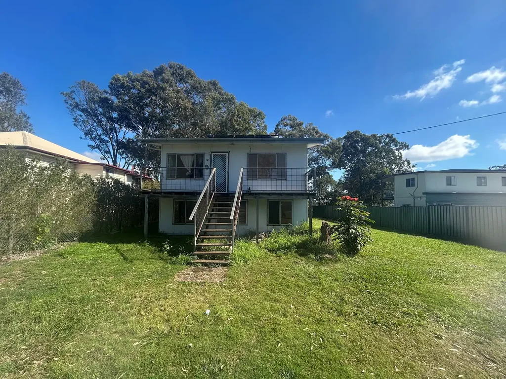 Macleay Island 4Moenga Diamond in the Rough with Water Views & Room to Grow