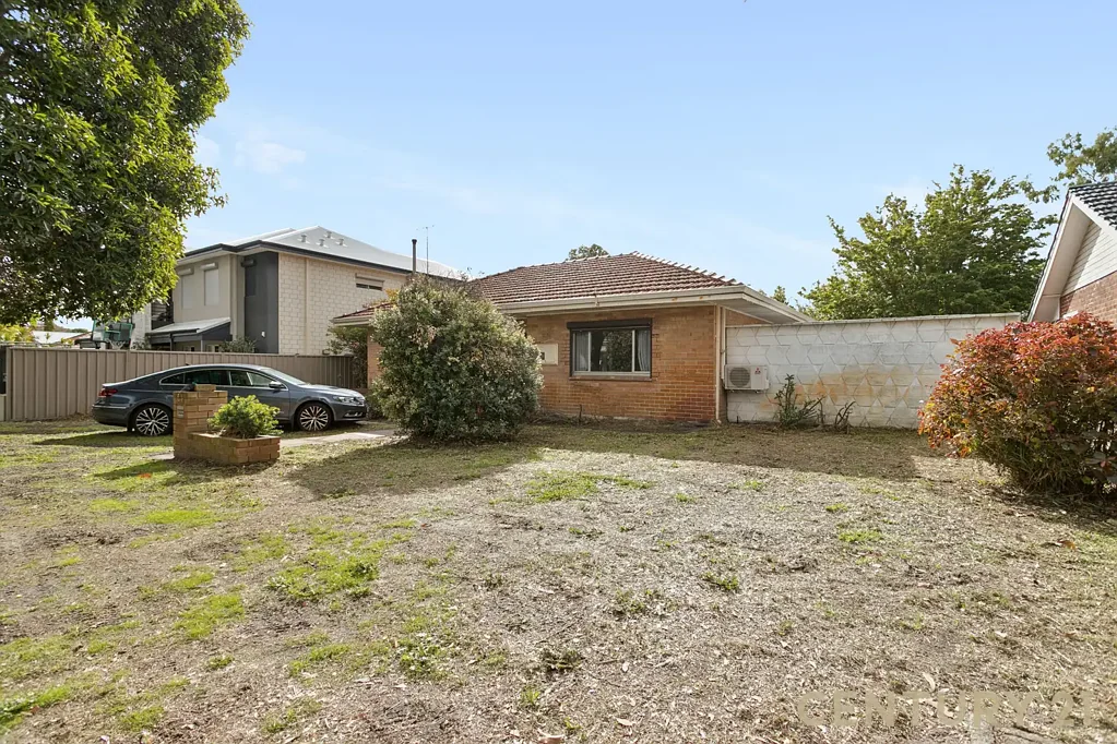 Lathlain 3Kwarto POTENTIAL PLUS ON 500m2+ GREEN TITLE LATHLAIN BLOCK!!