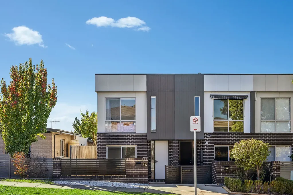 Casey 2房  Separate title living with exceptional convenience in the heart of Casey