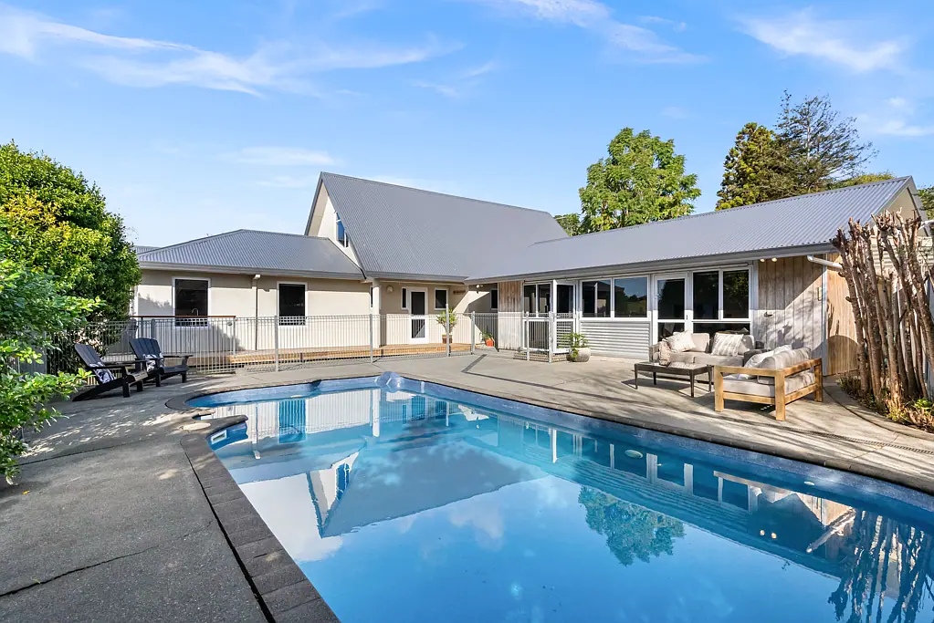 Otaika 5房  Standout Standalone Architectural Designer Home