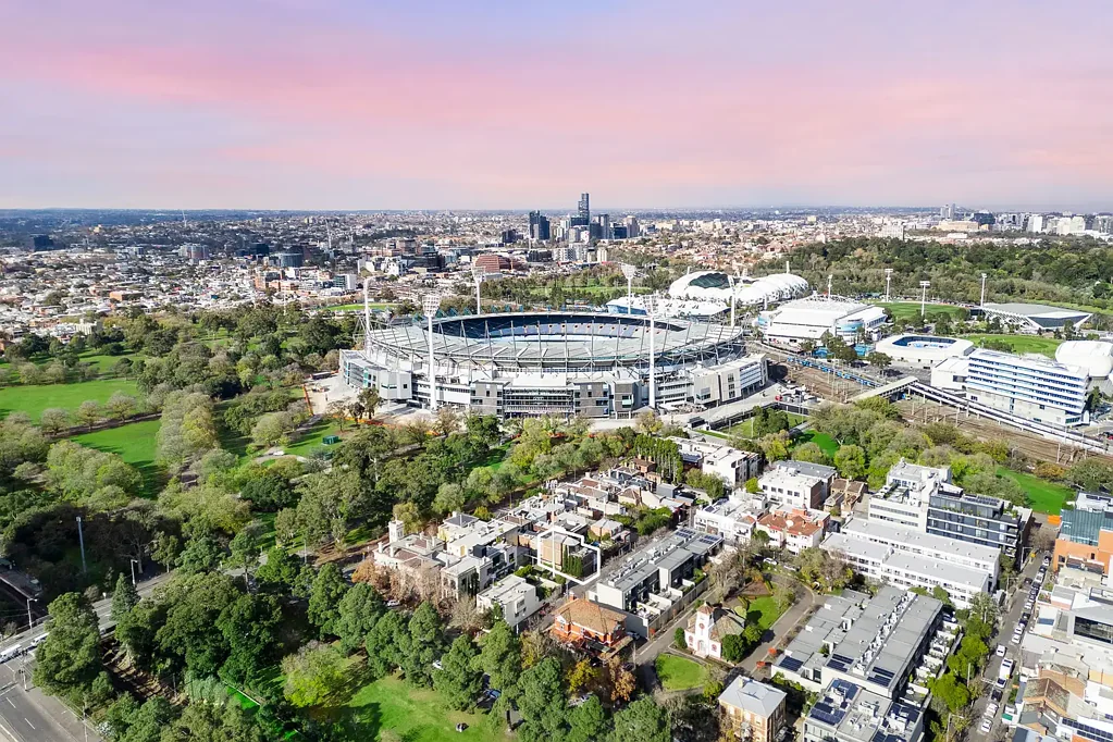 East Melbourne 4房 城市景观视野 MCG后花园 现代Miele厨房 开放式起居 露台娱乐空间 双车库安全 Sophisticated living showcasing unrivalled flexibility for home, business or investment.