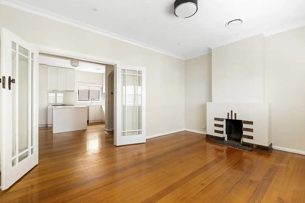 Renovated 2-bedroom art deco with lock up garage