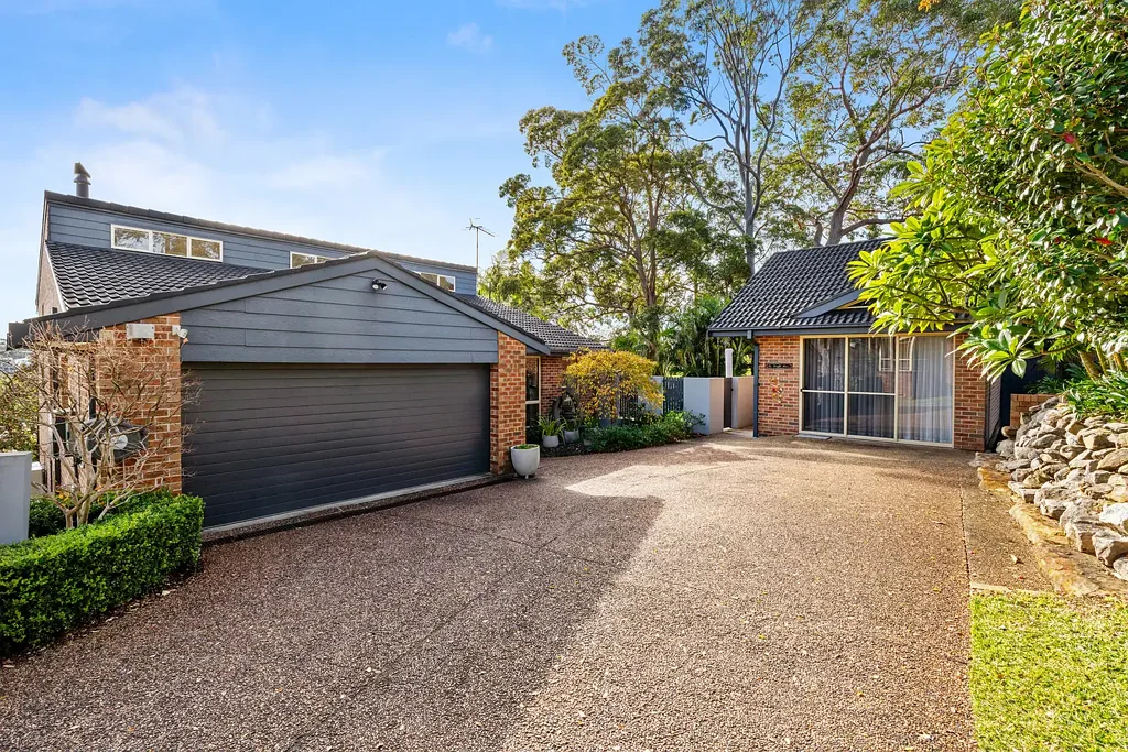 Caringbah South 5 Slaapkamer Private Family Retreat with Water Views, Pool & Self-Contained Dwelling