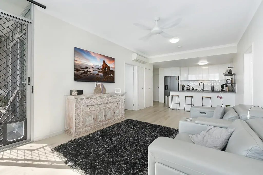 North Lakes 2房 North Lakes 中心地带，现代明亮公寓 MODERN, LIGHT-FILLED APARTMENT IN THE HEART OF NORTH LAKES