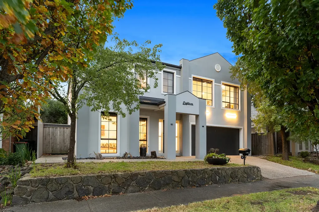 Craigieburn 5房 优质地段 512m²占地 五居室宽敞 设计师厨房 900mm灶台 豪华主套房 步入式衣帽间 三重淋浴 电动遮阳 户外甲板水疗 管道供暖 太阳能系统 学校公园便捷 Architectural Luxury, Grand Proportions & Resort-Style Entertaining in Mt. Ridley