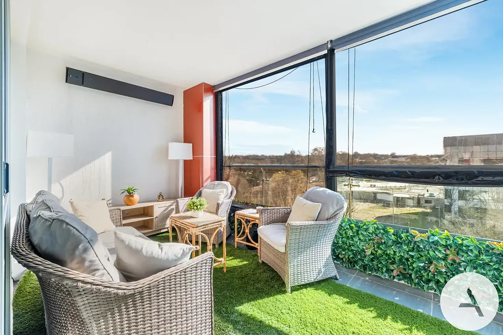 Belconnen 1 Bedroom 84 m2 in Total - Fully Furnished Refreshed Apartment with Storage/Study room