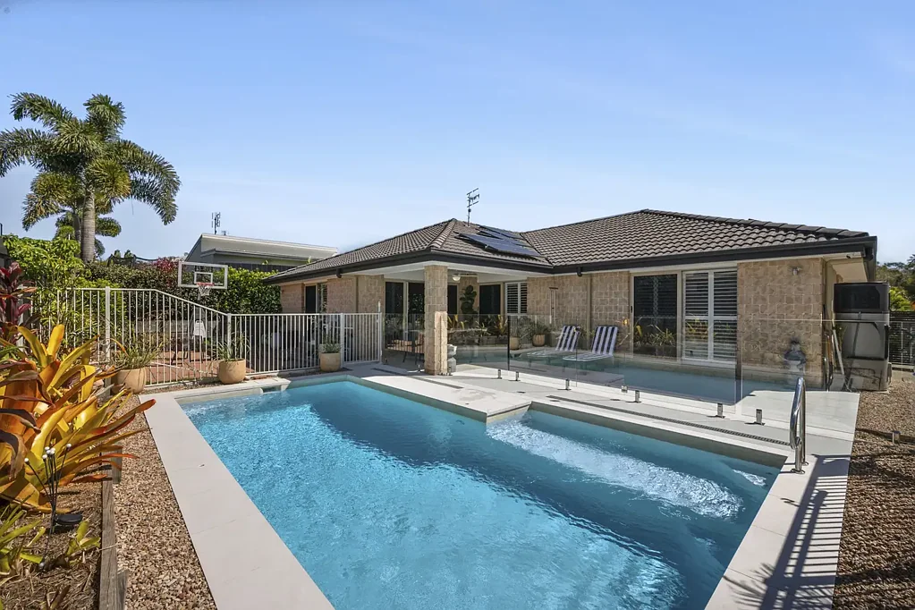 Peregian Springs 4房  THE ONE FAMILIES WAIT FOR – RENOVATED, POOLSIDE AND COMPLETE