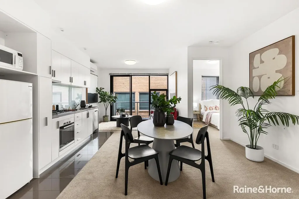 North Melbourne 2房 市中心欧洲风 顶级医院旁 Bosch电器 城市景观阳台 地下停车位 学区房便捷 Living in Premier Inner City Location
