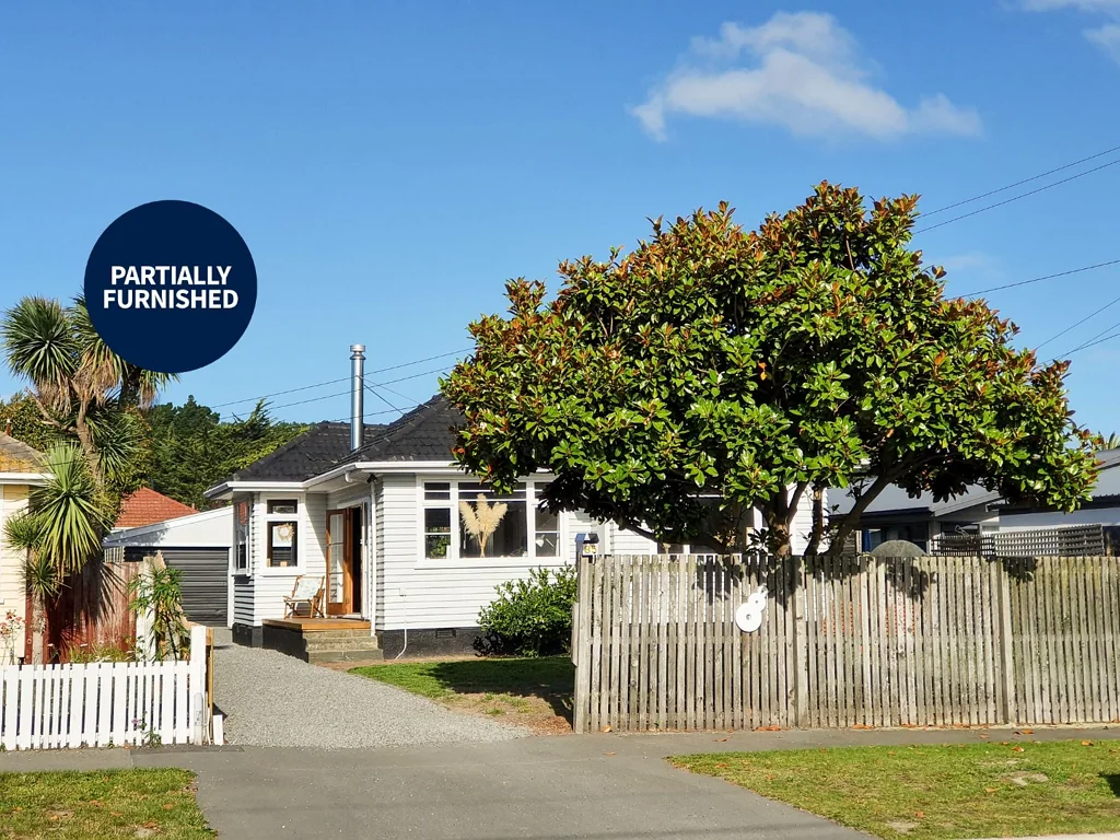 Sunny, warm and well-located! Partially furnished 3 bedroom