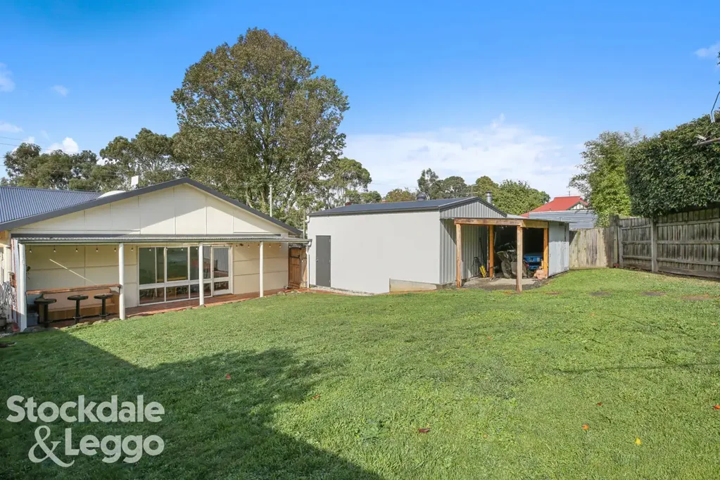 Leongatha 3房  UPDATED FAMILY HOME WITH SHEDDING & ENTERTAINING APPEAL