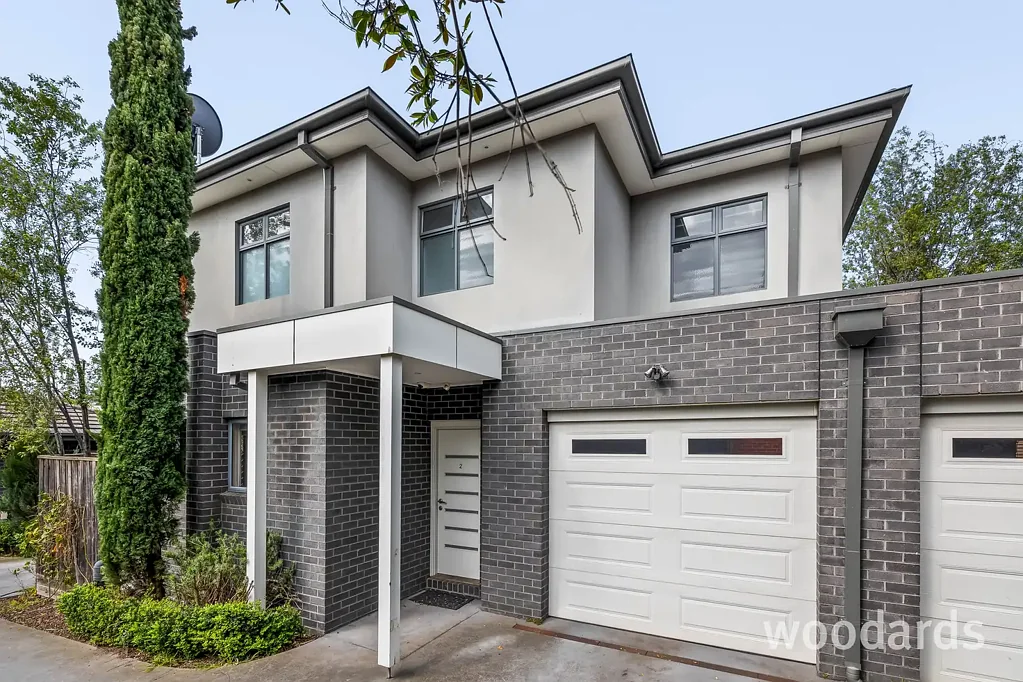ELEGANT TOWNHOUSE IN A DESIRABLE AREA.
