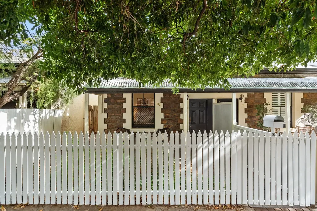 Norwood 2 Slaapkamer Charming Cottage Base in Blue-Ribbon Norwood.