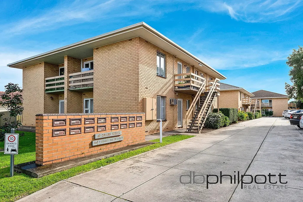Enfield 1ห้องนอน Stylishly Renovated Upstairs Living