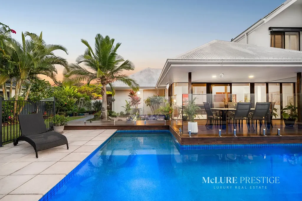 Noosaville 4房  North-Facing Poolside Oasis on a Prime Corner Allotment