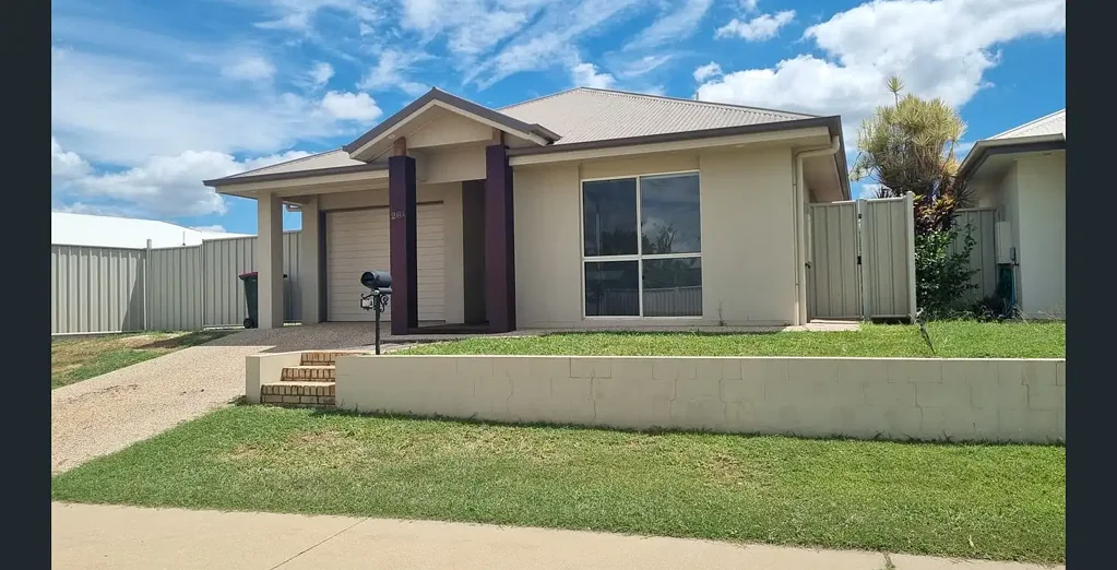 Great Standalone Townhouse walking distance to Marist College