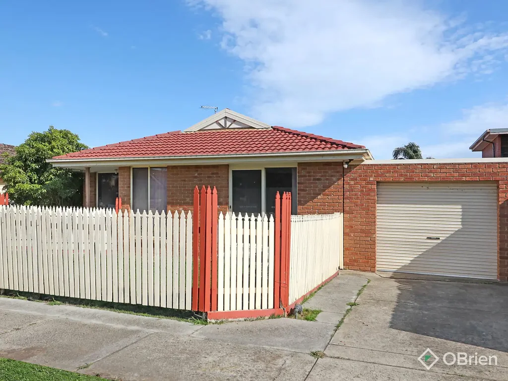 Oakleigh East 3房 独立街道入口 私密三卧两卫 现代厨房自然光 主卧带套间 低维护庭院 方便购物交通 Low-Maintenance Living with Space and Style